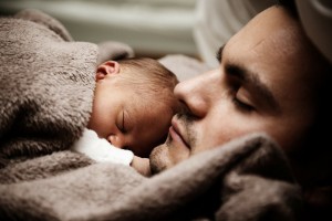 Tata i dziecko śpią