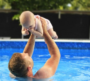 Tata z dzieckiem w basenie
